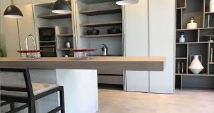 Cocina con mobiliario de nogal americano y encimera de basalto, de mármoles junyol. Ventajas Y Desventajas De Las Encimeras De Madera Cocinas Malaga Mina