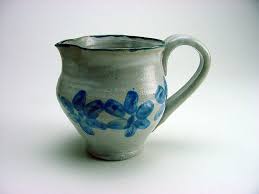 Original Vintage verzierte Volkskunstkeramikkrug signiert Mary Auman 13386  Schöne Asymmetrie