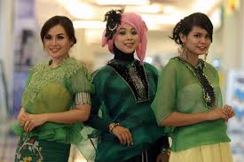 Gaya terbaru dari kebaya brokat modern adalah modern medina yang condong mempresentasikan bentuk dress tetapi tetap menggunakan kebaya sebagai tampilan atas. 16 Baju Bodo Ideas Kebaya Baju Bodo Traditional Outfits