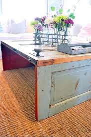 Deco Recup 30 Idees Ingenieuses Pour Recycler Les Vieilles Fenetres En 2020 Deco Recup Idee Table Basse Diy Maison