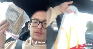 Joven hizo pedido en restaurante de comida rápida y recibe por error US$5  mil en la bolsa