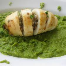 Ideale da servire con fette di seppie in umido. Seppie Ripiene Al Forno Su Crema Di Piselli Fresco Pesce