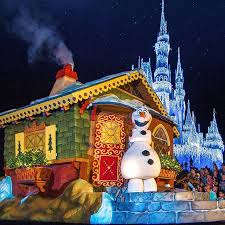 Mickey S Very Merry Christmas Party Are At Full Swing At Magic Kingdom Here Is Olaf Fo Disney Very Merry Christmas Disney Christmas Very Merry Christmas Party