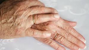 Así, las personas que hayan cumplido 50 años de matrimonio entre el 8 de febrero de 2019 y el 30 de septiembre de 2021, tendrán plazo hasta el 1 de octubre de 2022 para presentar la solicitud. Bono Bodas De Oro Revisa Como Solicitar El Beneficio Meganoticias