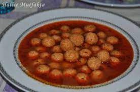 sulu kofte icin gereken malemeler 2 adet tavuk gogsu 1 adet rendelenmis sogan 1 5 su bardagi ince bulgur 1 adet yumurta 1 yemek yemek gida yemek tarifleri