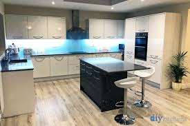 While white granite and white marble worktops are natural stones, white quartz countertops are engineered with advanced technology using natural quartz, resins and unicolour additives. High Gloss White Real Kitchens