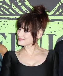 Winona Ryder Prada'da, Catherine O'Hara ise Simone Rocha FW24'te  "Beetlejuice Beetlejuice" filminin İngiltere galasında : r/whatthefrockk