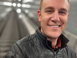 My AM newsies know this ALL too well. The downtown AM live shot struggle is  real: finding a bathroom at 7:30. 🚶‍♂️💨 Pro tip: sip smart, stay calm,  and let the “search”