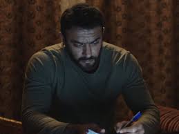 شهدت الحلقة الأولى لـ مسلسل الأختيار الجزء الثاني منذ لحظة عرضها على قناة on الكثير من المفاجات الصادمة للجمهور، حيث بدأت بظهور ظهور التكفيري هشام عشماوى، والذي قام بدوره في الجزء الأول من المسلسل الفنان أحمد العوضى، وذلك أثناء مشاهد اعتصام رابعة العدوية وهو بصحبة زوجته. Ø§Ù„Ø§Ø®ØªÙŠØ§Ø± Ø§Ù„Ø­Ù„Ù‚Ø© 12 Ø¹Ø´Ù…Ø§ÙˆÙ‰ ÙŠØµÙˆØ± Ù…Ø¨Ù†Ù‰ Ø§Ù„Ù…Ø®Ø§Ø¨Ø±Ø§Øª Ø¨Ø§Ù„Ø¥Ø³Ù…Ø§Ø¹ÙŠÙ„ÙŠØ© Ù„ØªÙØ¬ÙŠØ±Ù‡ Ø¹ÙŠÙ†
