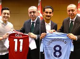 Manchester city'de forma giyen i̇lkay gündoğan, arsenal futbolcusu mesut özil ve everton'da top koşturan cenk tosun, cumhurbaşkanı recep tayyip erdoğan'ın i̇ngiltere ziyaretinde erdoğan'la. Nach Kritik An Erdogan Treffen Gundogan Erklart Sich Kicker