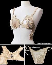 600-year-old Medieval lingerie set found in an Austrian castle.