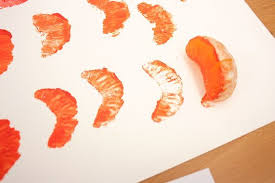 La Scandipanerie Tips 6 Faire Des Tampons Avec Des Fruits Des Legumes Ou Des Feuilles Faire Des Tampons Peinture Peinture A La Craie