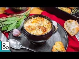 Emblematique De L Hiver La Soupe A L Oignon Gratinee Est Une Recette A La Fois Super Simple A Faire G Soupe A L Oignon Soupe A L Oignon Gratinee Alimentation