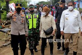 Dandim koerniawan disebut melakukan pendekatan persuasif dengan keluarga nabuasa guna bertemu pemprov ntt. Risma Korban Banjir Ntt Butuh Makanan Dan Alat Berat Republika Online