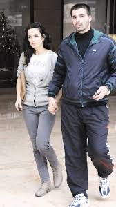 Türk kadınlarına ettiği hakaretlerle gündeme gelen mehmet akif alakurt, ece erken ve bircan bali'yi dağ başına röportaj yapmaya. El Ele Goruntulendiler Iste Mehmet Akif Alakurt Ile Selin Demiratar In Alisveris Keyfi Ucankus