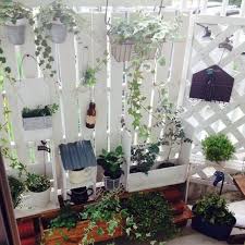 活用出来てる ウッドパネルやすのこで おしゃれなベランダ にdiyしよう ベランダ ベランダガーデニング ガーデニング 棚