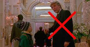 On voit kevin mccallister arrêter alors un homme vêtu d'un long pardessus noir et d'une cravate rouge (déjà) pour lui demander la direction de la réception. Maman J Ai Encore Rate L Avion Donald Trump Supprime Du Film Video