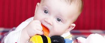 Baby Entwicklung Im 4 Monat Spielen Kopf Heben Schlafen