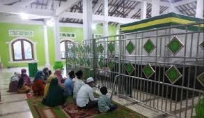Desene cute usoare cu animale : Menjelang Ramadan Makam Maulana Yusuf Di Banten Lama Mulai Ramai Dikunjungi Peziarah Poskota Co Id