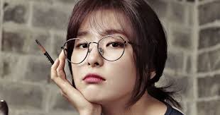 Cobalah tatanan rambut panjang dengan layer atau jika mau pendek pilih gaya spike. Alasan Mengapa Banyak Cowok Suka Dengan Cewek Berkacamata Infia Co