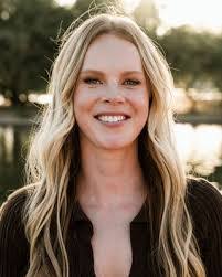 Kari Sheldon's Instagram, Twitter & Facebook