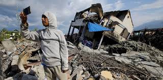 Un terremoto en indonesia de 6,2 grados de magnitud registrado en el archipiélago de las islas célebes ha causado la muerte de al menos 8 personas y 637 heridos. Terremoto Y Tsunami En Indonesia Un Video Satelital Muestra Como La Tierra Se Traga Las Casas