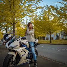 画像に含まれている可能性があるもの 1人 木 バイク 空 屋外 自然 biker girl lady riders motorcycle women