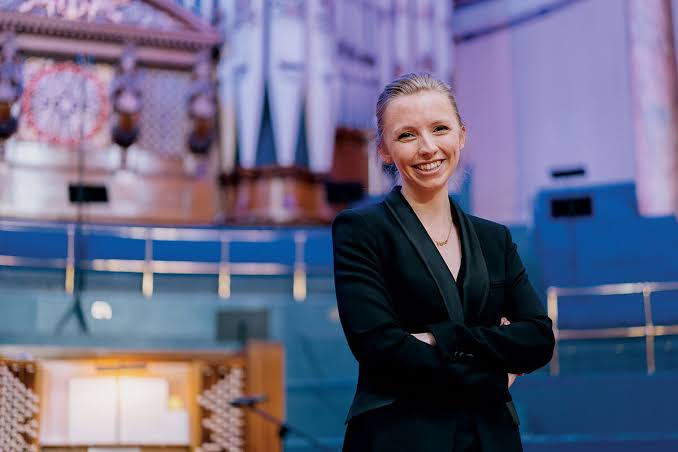 Anna Lapwood: Why the popular British organist plays in the key of joy -  CSMonitor.com