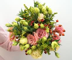 Nice Moments Unser Bouquet Nice Moments Verwohnt Sie Mit Zarten Lachsfarbenen Japanroschen Und Orangeroten Hagebutten Blumen Wunderschone Blumen Valentinstag