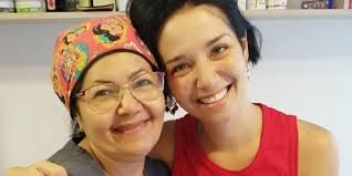 Una maestra jubilada larense gana fama en Santiago como La Tía de los  Masajes