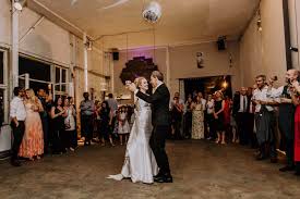 Eine personalisierte fußmatte mit dem ehenamen des die auswahl an schönen hochzeitsgeschenken ist unendlich groß. Hochzeitswalzer Hochzeitstanz Lieder Unsere Top 20 Songs Mit Horproben