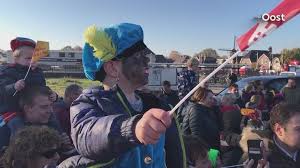 Gezellig met z'n allen meezingen met sinterklaasliedjes hoort natuurlijk bij het sinterklaasfeest. Sinterklaas Krijgt 3 Kilometer Lange Tekening In Vriezenveen Rtv Oost
