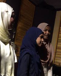 Di mana dia buah hati saya buah hati saya ada di dalam rumah di mana dia intan payung saya intan payung saya yang comel pipi merah. Faceblogisra Lagu Comel Pipi Merah Dato Siti Nurhaliza Untuk Anak