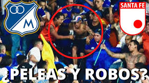 Críticas a carlos antonio vélez por pedir que continuara el show en medio de la pelea en el campín llueven críticas para el periodista carlos antonio vélez por pedir que el partido entre santa fe vs nacional debía continuar. Hinchas De Santa Fe Agreden Fuera Del Estadio Hinchas De Millonarios Se Atacan En El Campin Youtube