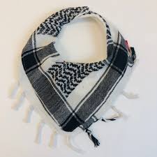 Abgeleitet von den tuareks hatte sich arafat ende der 60er ein nasses badehandtuch über das haupt gestülpt, um sich vor der sengenden sonne zu schützen.dieses tuch und die art es zu tragen, verschafften dem damals noch unbekannten arafat einen wiedererkennungsfaktor und so lief er fast immer damit herum. Pali Tuch Schwarz Weiss Baby Kochs Gmbh Co