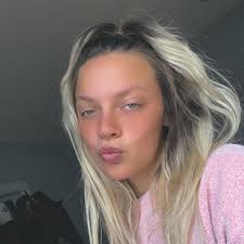 What molds and glitters are recommended for a beginner making car freshies?