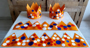 En heb je misschien al een hier is een makkelijke knutsel om zelf je kroon te maken. Kroon Koningsdag Knutselen Voor Kinderen Knutselen Koningsdag Knutselen Eierdoos