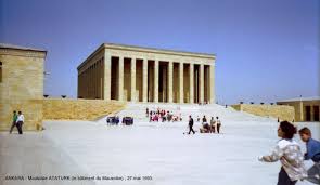 Anıtkabir, öte yandan sahip olduğu yeşillikler ve sakinliğiyle de insanların ilgisini çekiyor. Anitkabir Ankara 1953 Structurae