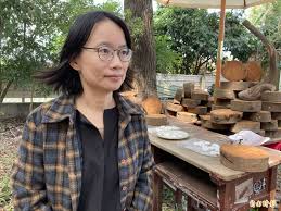 然而休市的日程並不是由北農或是總經理吳音寧可以獨自決定，而是由包含北農在內的 十七個 組織開會， 以多數共識決的方式決定的 。 而且，代表北農出席會議的業務部經理吳天明就 表示 ， 北農在五月份就有提出書面意見反對休市三日 ，並且在七月的會議上也和四大農民團體共同表達. é³³æ¢¨æˆ°ç«å»¶ç‡'å³éŸ³å¯§ é‚„å¥½æˆ'ç•¶å¹´è£æ'¤åŒ—è¾²åœ‹è²¿éƒ¨ ç¾Žæ´²å°ç£æ—¥å ±