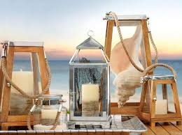 Romantische Atmosphare Mit Windlicht Laternen Aus Holz Und Glas Dekorative Laternen Sommer Dekoration Und Windlicht Laterne