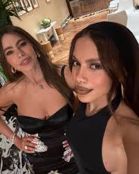 Ela apareceu! Anitta voltou às redes em grande estilo: ao lado de ninguém  menos que Naomi Campbell e Sofía Vergara! Que trio, hein?! As poderosas  estão em Roma, na Itália, aproveitando uma