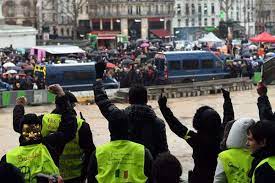 Oui, des foulards rouges seront bien dans la rue ce dimanche 27 janvier, à l'occasion de la marche républicaine des libertés, organisée en réaction aux débordements des gilets jaunes. Revivez La Marche Des Foulards Rouges A Paris