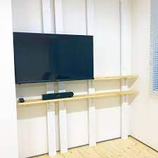 ラブリコ使ってモニターを壁掛け コードは柱の裏に隠して目立たないように 柱だけ壁と同色に塗装して棚と柱のラインが交差しないように diy diy女子 インテリア 部屋 内装 デザイン ラブリコ 壁掛けテレビ 部屋 インテリア 内装 インテリア