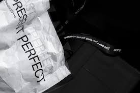 When conjugating the present perfect, the past perfect and the future perfect in german, most verbs use haben as the auxiliary. Present Perfect Identity Die Mit Zeit Spielt Page Online