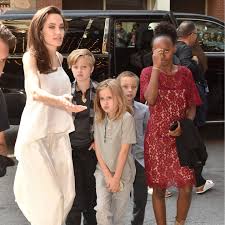 Angelina jolie, при рождении войт (англ. Angelina Jolie Zeigt Privat Fotos Mit Ihren Kindern Gala De