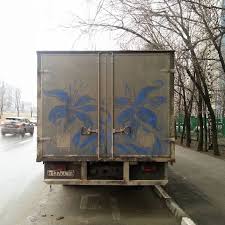 proboynick l artista russo che disegna sulle auto sporche collater al proboynick l artista russo che disegna