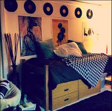 College guys bedroom ideas wall decorations for small master atmosphere messy little guy decorating cool bedrooms dorm design awesome dorms apartment room bedding storage apppie org. Dorm Room Ideas Displayed Vinyl Records On Wall Using Putty Tape Dorm Room In 2019 College Dorm Rooms Dorm Room Dorm Room Organization