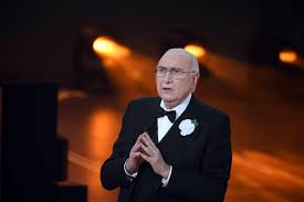 Il volto noto ha ammesso di provare una punta di nostalgia per i tempi d'oro, quand'era una presenza costante in tv, ma ha. E Morto Pippo Baudo Ma Lui Smentisce E Faccio Le Corna