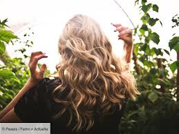 Les masques maison pour les cheveux bouclés, frisés ou crépus sont des bonnes options pour celles d'entre vous à la recherche de soins naturels et d'alternatives retrouvez la liste de mes ingrédients naturels préférés ainsi que quelques idées de recettes maison et naturelles pour soigner vos boucles ! Cheveux Secs 3 Recettes De Masque Maison Hyper Faciles A Faire Femme Actuelle Le Mag