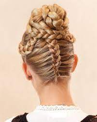 Danach Werden Die Drei Geflochten Zopfe Am Oberkopf Miteinander Quot Verdreht Quot So Dass Geflochtene Frisuren Dirndl Frisuren Offene Haare Wiesn Frisur